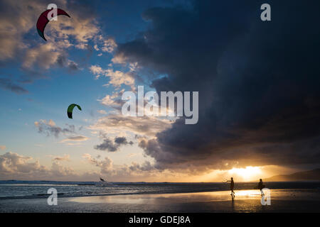 Deux kitesurfers sur plage, la plage de Los Lances, Tarifa, Andalousie, Espagne Banque D'Images