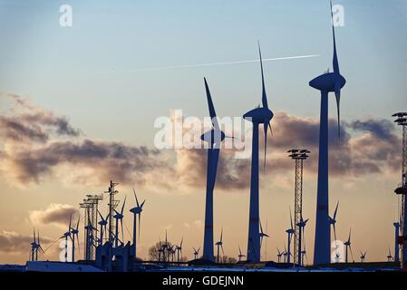 Silhouette d'éoliennes, l'Emden, Basse-Saxe, Allemagne Banque D'Images