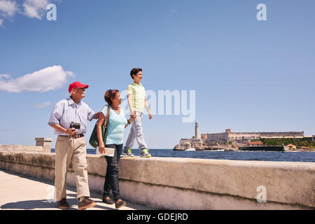 Heureux les touristes en vacances à La Havane, Cuba. La famille hispanique avec Papi, mamie et son petit-fils voyager et marcher ensemble Banque D'Images