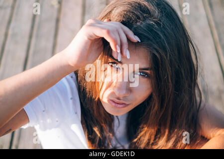 Portrait d'une femme à la protection du visage yeux jusqu Banque D'Images