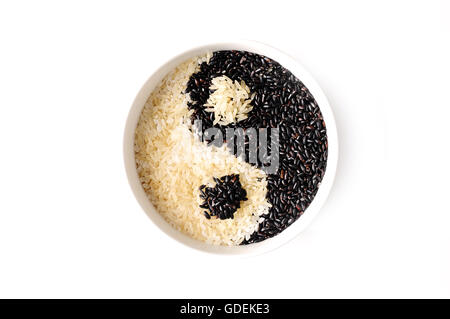 Riz Noir et blanc formant un symbole Yin Yang Banque D'Images