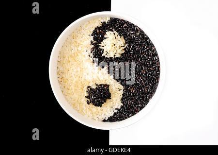 Riz Noir et blanc formant un symbole Yin Yang Banque D'Images