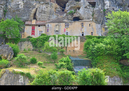Une maison troglodyte fortifiée,territoires de la préhistoire,construit dans les grottes dans la falaise. Situé dans la région de France Banque D'Images