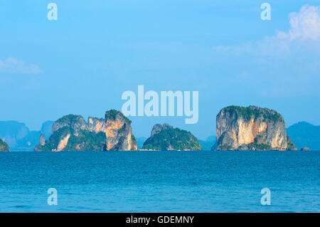 Rock formation à proximité de Krabi, Thaïlande Banque D'Images