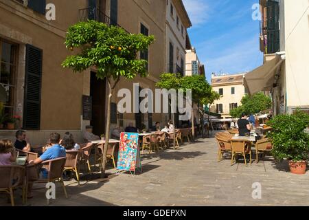 Street Cafe, Restaurant dans la vieille ville d'Alcudia, Mallorca, Majorque, Îles Baléares, Espagne Banque D'Images
