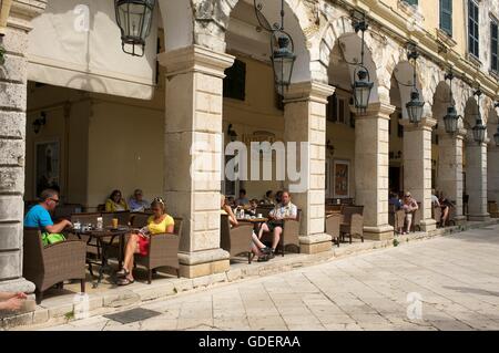 Cafés dans Corfu-Town, Kerkyra, Corfou, îles Ioniennes, Grèce Banque D'Images