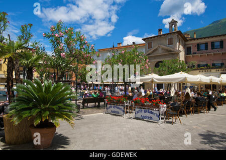Street Cafe, Malcesine, sur le lac de Garde, Vénétie, Italie / Lago di Garda Banque D'Images