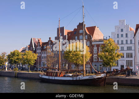 Vieux voiliers sur Stadttrave, Holstenhafen, Lubeck, Schleswig-Holstein, Allemagne, Lübeck Banque D'Images