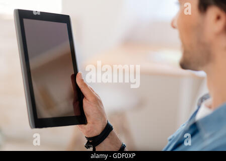 Homme agréable à l'aide de tablet Banque D'Images