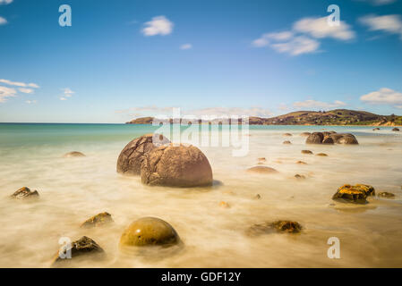 Une longue exposition image de Moeraki Boulders située le long d'un tronçon de la Koekohe plage sur la côte d'Otago coupé de la Nouvelle-Zélande Banque D'Images