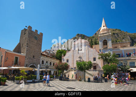 Corso Umberto, Piazza IX Aprile, église de San Giuseppe, Taormina, Sicile, Italie Banque D'Images