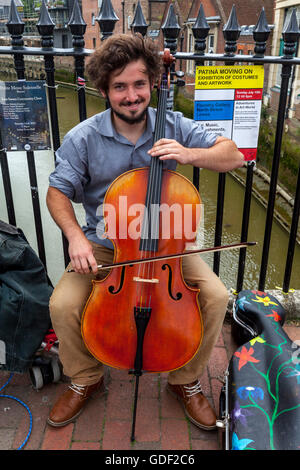 Un musicien ambulant joue de la musique dans la rue High Street, Lewes, dans le Sussex, UK Banque D'Images
