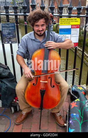 Un musicien ambulant joue de la musique dans la rue High Street, Lewes, dans le Sussex, UK Banque D'Images