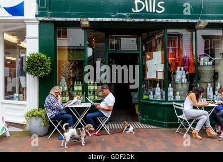 Les personnes à la recherche d'un menu à l'extérieur de projets de restaurant, High Street, Lewes, UK Banque D'Images