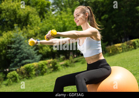 Faire des exercices de sport Femme positive Banque D'Images