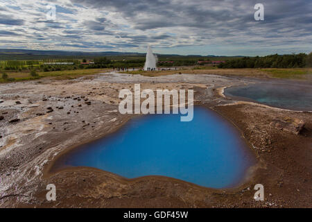 Blesi pot bleu près de Strokkur, Islande Banque D'Images