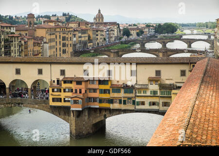 Le Ponte Vecchio vu d'une fenêtre dans la Galleria degli Ufizzi, Florence, Toscane, Italie Banque D'Images