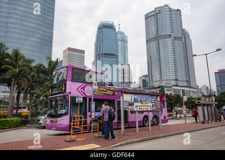 Ouvrir en tête tour bus près de Central Pier et finances trimestre à Hong Kong, Chine. Banque D'Images