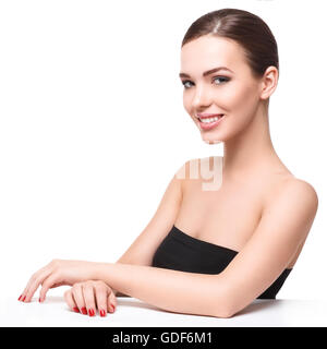 Portrait of Beautiful woman avec neutre make-up sur fond blanc. Concepts de beauté naturelle Banque D'Images