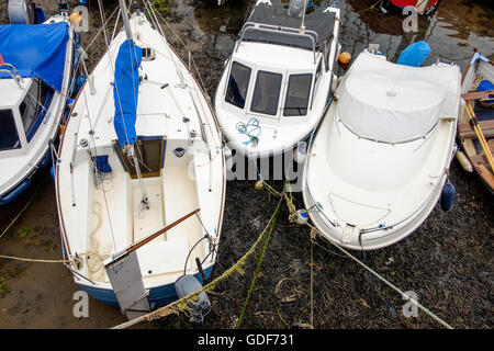 Bateaux dans le port à marée basse, North Berwick, East Lothian, en Ecosse. Banque D'Images