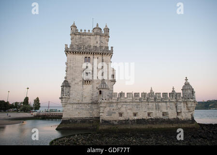 Lisbonne, Portugal -- construit sur une petite île près des rives de la rivière Tagus juste au sud-ouest du centre-ville de Lisbonne, la Tour de Belem (ou Torre de Belém) dates de 1514-1520. Il faisait partie d'un réseau défensif protégeant voyage port de Lisbonne et au-delà du Portugal au cours de la découverte de l'âge. Jumelé avec le monastère Jerónimos à proximité il est classé au Patrimoine Mondial de l'UNESCO. Banque D'Images