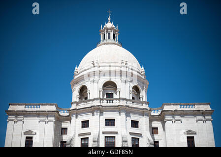 Panthéon national Lisbonne Portugal // LISBONNE, Portugal — le Panthéon national portugais est le lieu de sépulture de sommités de la société et de l'histoire portugaises, dont plusieurs présidents du Portugal, le chanteur de fado Amália Rodrigues, le footballeur Eusébio et l'écrivain João de Deus. La salle principale comprend également plusieurs cénotaphes à des personnages clés qui sont enterrés ailleurs mais ont joué un rôle important dans l'histoire portugaise, tels que Henri le navigateur et Vasco de Gama. Le Panthéon est logé dans un bâtiment qui était à l'origine l'église de Santa Engrácia - il a été converti dans les années 1960 Banque D'Images