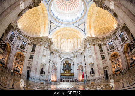 Lisbonne, Portugal - Portugal's Panthéon national est le lieu de sépulture de luminaires de la société portugaise et de l'histoire, y compris plusieurs présidents du Portugal, chanteuse de fado Amália Rodrigues, le footballeur Eusébio, et l'écrivain João de Deus. La salle principale comprend également plusieurs cénotaphes à chiffres clés que sont enterrés ailleurs mais ont joué un rôle important dans l'histoire portugaise, comme Henri le Navigateur et Vasco da Gama. Le Panthéon est situé dans un bâtiment qui était à l'origine l'église de Santa Engrácia--il a été converti dans les années 60. Banque D'Images