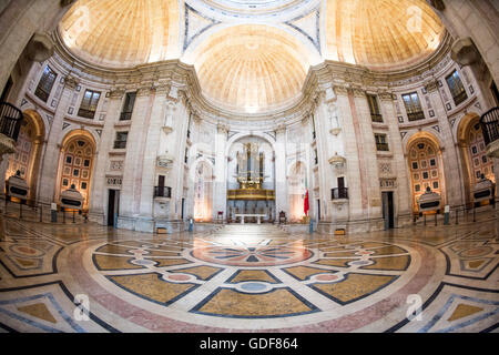 Lisbonne, Portugal - Portugal's Panthéon national est le lieu de sépulture de luminaires de la société portugaise et de l'histoire, y compris plusieurs présidents du Portugal, chanteuse de fado Amália Rodrigues, le footballeur Eusébio, et l'écrivain João de Deus. La salle principale comprend également plusieurs cénotaphes à chiffres clés que sont enterrés ailleurs mais ont joué un rôle important dans l'histoire portugaise, comme Henri le Navigateur et Vasco da Gama. Le Panthéon est situé dans un bâtiment qui était à l'origine l'église de Santa Engrácia--il a été converti dans les années 60. Banque D'Images