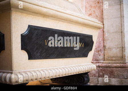 Panthéon national du cénotaphe Vasco da Gama Lisbonne Portugal // LISBONNE, Portugal — cénotaphe dédié à l'explorateur portugais Vasco da Gama (1468-1524), célèbre pour avoir établi les routes commerciales entre le Portugal et l'Inde au tournant du XVIe siècle. Il n'est pas réellement enterré ici--il est enterré dans le monastère Jeronimos dans le quartier de Belem à Lisbonne. Le Panthéon national portugais est le lieu de sépulture de sommités de la société et de l'histoire portugaises, dont plusieurs présidents du Portugal, le chanteur de fado Amália Rodrigues, le footballeur Eusébio et l'écrivain João de Deus. Le hall principal également dans Banque D'Images