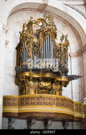 Lisbonne, Portugal - Portugal's Panthéon national est le lieu de sépulture de luminaires de la société portugaise et de l'histoire, y compris plusieurs présidents du Portugal, chanteuse de fado Amália Rodrigues, le footballeur Eusébio, et l'écrivain João de Deus. La salle principale comprend également plusieurs cénotaphes à chiffres clés que sont enterrés ailleurs mais ont joué un rôle important dans l'histoire portugaise, comme Henri le Navigateur et Vasco da Gama. Le Panthéon est situé dans un bâtiment qui était à l'origine l'église de Santa Engrácia--il a été converti dans les années 60. Banque D'Images