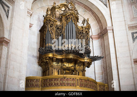 Orgue du Panthéon national Lisbonne Portugal // LISBONNE, Portugal — le Panthéon national portugais est le lieu de sépulture de sommités de la société et de l'histoire portugaises, dont plusieurs présidents du Portugal, le chanteur de fado Amália Rodrigues, le footballeur Eusébio et l'écrivain João de Deus. La salle principale comprend également plusieurs cénotaphes à des personnages clés qui sont enterrés ailleurs mais ont joué un rôle important dans l'histoire portugaise, tels que Henri le navigateur et Vasco de Gama. Le Panthéon est logé dans un bâtiment qui était à l'origine l'église de Santa Engrácia - il a été converti dans les années 1960 Banque D'Images
