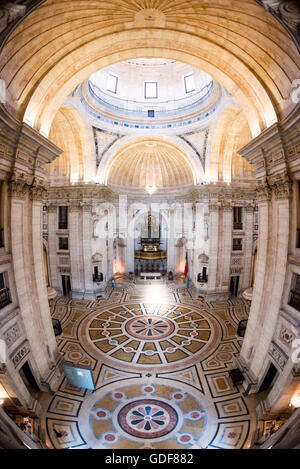 Lisbonne, Portugal - Portugal's Panthéon national est le lieu de sépulture de luminaires de la société portugaise et de l'histoire, y compris plusieurs présidents du Portugal, chanteuse de fado Amália Rodrigues, le footballeur Eusébio, et l'écrivain João de Deus. La salle principale comprend également plusieurs cénotaphes à chiffres clés que sont enterrés ailleurs mais ont joué un rôle important dans l'histoire portugaise, comme Henri le Navigateur et Vasco da Gama. Le Panthéon est situé dans un bâtiment qui était à l'origine l'église de Santa Engrácia--il a été converti dans les années 60. Banque D'Images