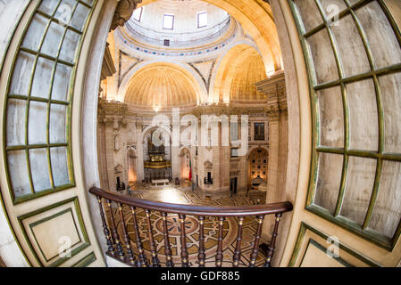 Lisbonne, Portugal - Portugal's Panthéon national est le lieu de sépulture de luminaires de la société portugaise et de l'histoire, y compris plusieurs présidents du Portugal, chanteuse de fado Amália Rodrigues, le footballeur Eusébio, et l'écrivain João de Deus. La salle principale comprend également plusieurs cénotaphes à chiffres clés que sont enterrés ailleurs mais ont joué un rôle important dans l'histoire portugaise, comme Henri le Navigateur et Vasco da Gama. Le Panthéon est situé dans un bâtiment qui était à l'origine l'église de Santa Engrácia--il a été converti dans les années 60. Banque D'Images