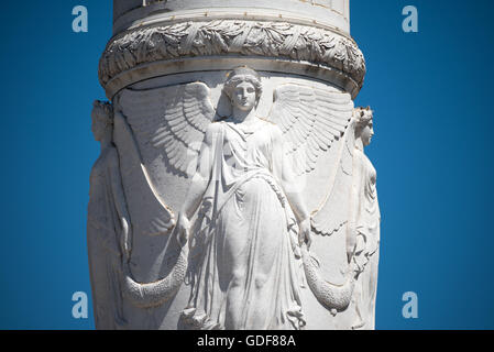 Lisbonne, Portugal - officiellement connus sous le nom de Pedro IV Square (ou de la Praça de D. Pedro IV en portugais), Rossio Square a été une fonction publique dynamique communes à Lisbonne pendant des siècles. En son centre se dresse une colonne surmontée d'une statue du Roi Pedro IV (Peter IV ; 1798-1834) qui a été érigé en 1870. Banque D'Images