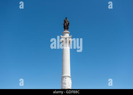Place Rossio Roi Pedro IV Statue Lisbonne Portugal // LISBONNE, Portugal — anciennement connue sous le nom de place Pedro IV (ou Praça de D. Pedro IV en portugais), la place Rossio est un lieu commun dynamique de Lisbonne depuis des siècles. En son centre se dresse une colonne surmontée d'une statue du roi Pedro IV (Pierre IV ; 1798-1834) qui a été érigée en 1870. La place est l'un des principaux lieux de rassemblement de Lisbonne et a joué un rôle central dans la vie sociale et politique de la ville. Pedro IV, également connu sous le nom de Dom Pedro I du Brésil, était une figure importante de l'histoire portugaise et brésilienne, ayant servi de sapin Banque D'Images