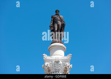 Statue du roi Pedro IV place Rossio Lisbonne // LISBONNE, Portugal — anciennement connue sous le nom de place Pedro IV (ou Praça de D. Pedro IV en portugais), la place Rossio est un lieu commun dynamique de Lisbonne depuis des siècles. En son centre se dresse une colonne surmontée d'une statue du roi Pedro IV (Pierre IV ; 1798-1834) qui a été érigée en 1870. La place est l'un des principaux lieux de rassemblement de Lisbonne et a joué un rôle central dans la vie sociale et politique de la ville. Pedro IV, également connu sous le nom de Dom Pedro I du Brésil, a été une figure importante de l'histoire portugaise et brésilienne, ayant servi comme premier Empero Banque D'Images