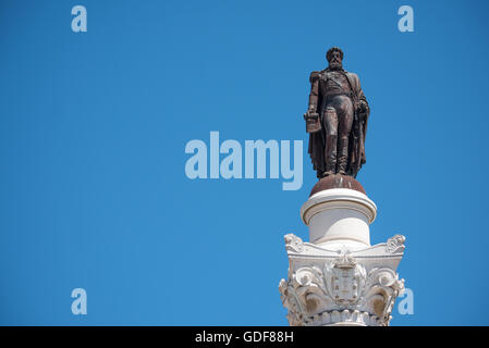 Statue du roi Pedro IV place Rossio Lisbonne // LISBONNE, Portugal — anciennement connue sous le nom de place Pedro IV (ou Praça de D. Pedro IV en portugais), la place Rossio est un lieu commun dynamique de Lisbonne depuis des siècles. En son centre se dresse une colonne surmontée d'une statue du roi Pedro IV (Pierre IV ; 1798-1834) qui a été érigée en 1870. La place est l'un des principaux lieux de rassemblement de Lisbonne et a joué un rôle central dans la vie sociale et politique de la ville. Pedro IV, également connu sous le nom de Dom Pedro I du Brésil, a été une figure importante de l'histoire portugaise et brésilienne, ayant servi comme premier Empero Banque D'Images
