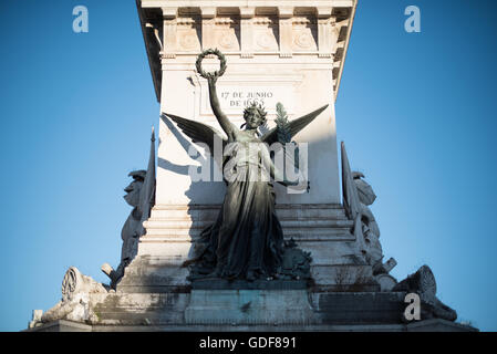 Lisbonne, Portugal - officiellement connus sous le nom de Pedro IV Square (ou de la Praça de D. Pedro IV en portugais), Rossio Square a été une fonction publique dynamique communes à Lisbonne pendant des siècles. En son centre se dresse une colonne surmontée d'une statue du Roi Pedro IV (Peter IV ; 1798-1834) qui a été érigé en 1870. Banque D'Images