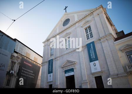 Le 16e siècle Igreja de São Roque est l'une des premières églises jésuites de la Chrétienté et dispose d'une série de chapelles baroques richement décoré. Banque D'Images