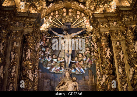 LISBONNE, Portugal — L'opulent intérieur orné d'or de l'Igreja de São Roque du XVIe siècle, l'une des premières églises jésuites de la chrétienté. Ce monument de Lisbonne présente une série de chapelles baroques richement ornées, illustrant les styles artistiques et architecturaux somptueux des édifices religieux portugais pendant la période de la contre-réforme. Banque D'Images