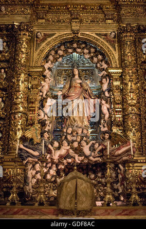 LISBONNE, Portugal — L'opulent intérieur orné d'or de l'Igreja de São Roque du XVIe siècle, l'une des premières églises jésuites de la chrétienté. Ce monument de Lisbonne présente une série de chapelles baroques richement ornées, illustrant les styles artistiques et architecturaux somptueux des édifices religieux portugais pendant la période de la contre-réforme. Banque D'Images