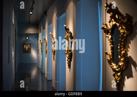 LISBONNE, Portugal — miroirs du XVIIIe siècle exposés dans un passage. Le Museu de São Roque est un musée rattaché à l'Igreja de Sao Roque pour exposer divers objets religieux historiques de l'église. L'Igreja de São Roque, datant du XVIe siècle, était l'une des premières églises jésuites de la chrétienté et comprend une série de chapelles baroques richement décorées. Banque D'Images