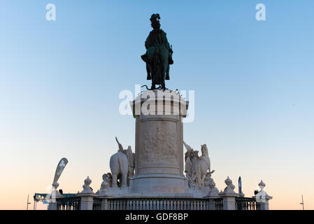 Lisbonne, Portugal - Statue du Roi Joseph I (1714-1777) par le sculpteur Joaquim Machado de Castro. Il se trouve dans le milieu de la Praça do Comércio. Connu sous le nom de Commerce Square en anglais, Praça do Comércio est une place historique dans le quartier du centre-ville Pombaline de Lisbonne, près de la rivière Tagus. Banque D'Images