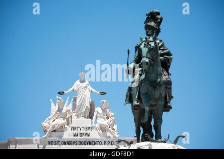 LISBONNE, Portugal — la statue équestre du roi Joseph Ier, créée par le sculpteur Joaquim Machado de Castro, se trouve bien en vue au centre de la Praça do Comércio (place du commerce) dans le quartier Pombaline Downtown de Lisbonne. Derrière la statue, le sommet de l'Arco da Rua Augusta est visible, couronné de sculptures représentant la gloire récompensant la valeur et le génie. Cette place historique, située à côté du Tage, présente des éléments clés de la conception urbaine et de la sculpture portugaise du XVIIIe siècle. Banque D'Images