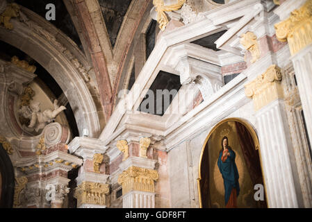 Lisbonne, Portugal - Selon la tradition, la chapelle de Saint Antoine est la cellule où saint Antoine a été interné pendant qu'un chanoine Régulier de saint Augustin. La chapelle a été terminée en 1740 et est remarquable pour sa décoration en marbre polychrome orné. Le monastère de São Vicente de Fora est une église du xviie siècle et un monastère dans le quartier Alfama de Lisbonne. Il dispose de sections richement décoré dans le style baroque ainsi que le panthéon Braganza, où les rois qui ont régné au Portugal entre 1640 et 1910 sont inhumés. Banque D'Images