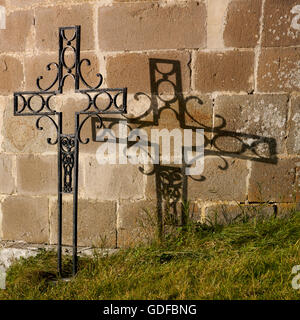 Croix de cimetière dans la campagne, Auvergne, France, Europe Banque D'Images