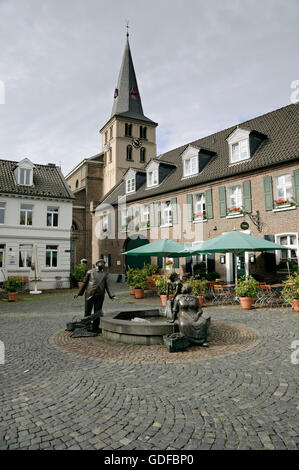La place du marché avec la fontaine de Marktbrunnen à Meerbusch Lank-Latum, Rhénanie du Nord-Westphalie Banque D'Images