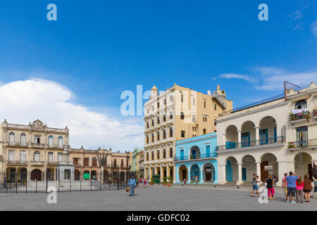 Plaza Vieja avec maisons, bâtiments coloniaux, La Havane, Cuba Banque D'Images