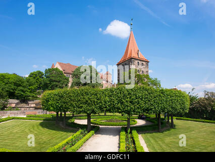 Jardin du château en basse Bastion, château impérial et Tiergärtnertor, Nuremberg, Middle Franconia, Franconia, Bavaria, Germany Banque D'Images