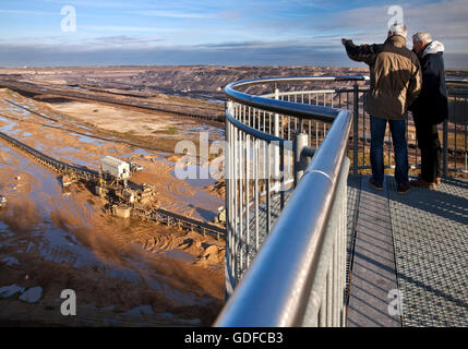 Deux hommes sur le pont d'observation Jackerath, les mines à ciel ouvert, lignite, Garzweiler, Jüchen, Rhénanie du Nord-Westphalie, Allemagne Banque D'Images